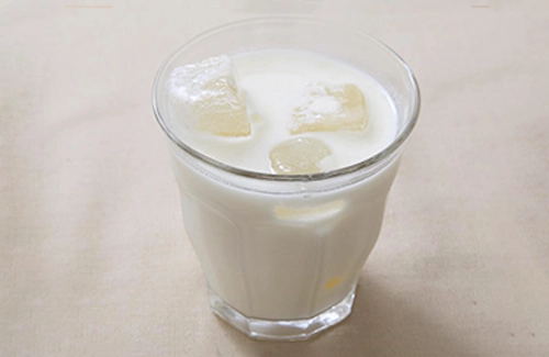 フルーティス りんご酢白桃の牛乳割り