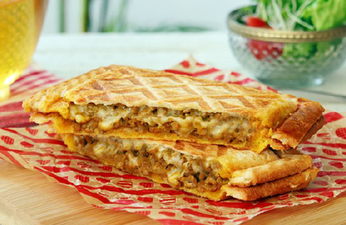 とろ～りチーズとキーマカレーのホットサンド